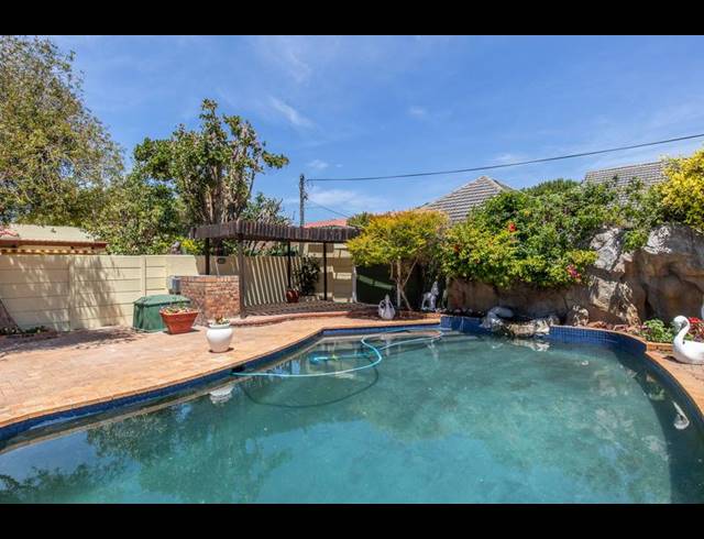 5 BEDROOM HOUSE FOR SALE IN BERGVLIET